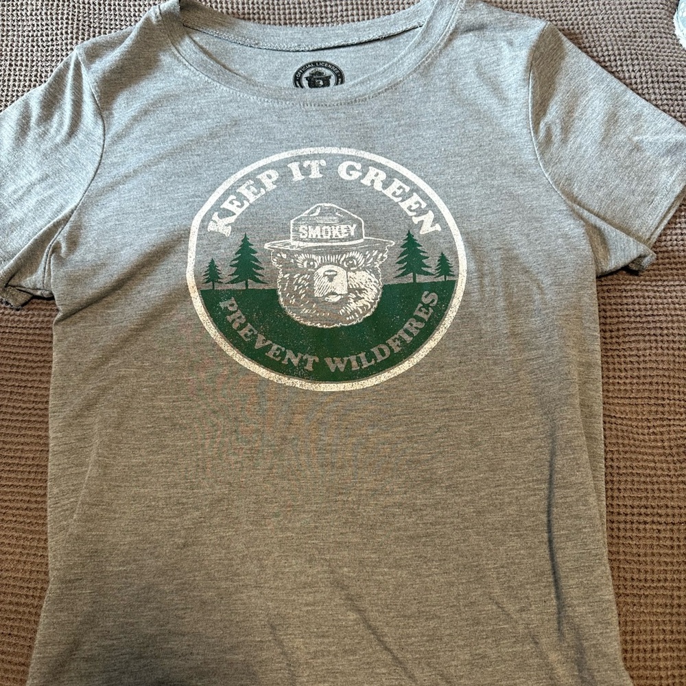 Smokey the bear/wildfires Graphic tee